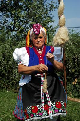 Hollókői népviselet-stock-foto