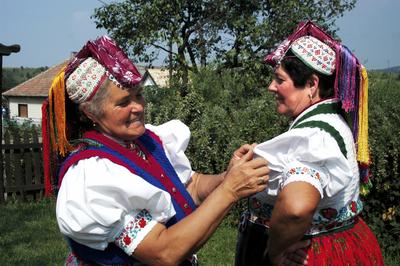 Hollókői népviselet-stock-foto
