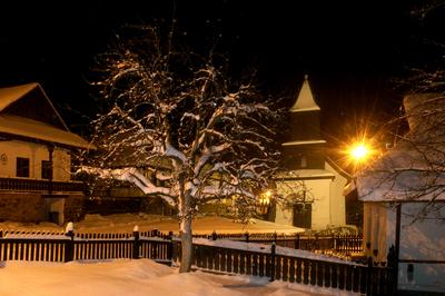 Hollókő, az Ófalu védett falurész télen-stock-foto