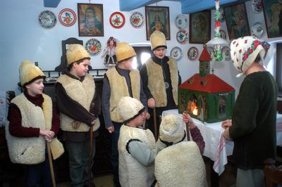 Hollókői betlehemezők-stock-foto