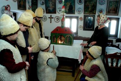Hollókői betlehemezők-stock-foto