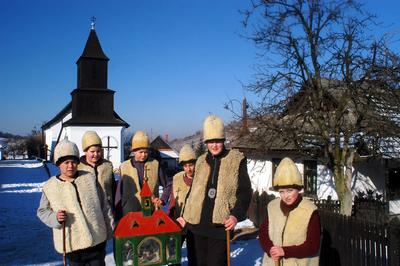 Hollókői betlehemezők-stock-foto