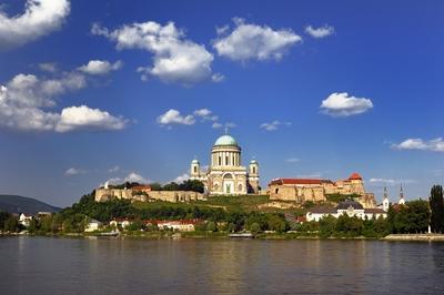 Az Esztergomi bazilika és a vár látképe a Dunával-stock-foto