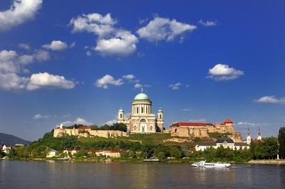 Az Esztergomi bazilika és a vár látképe a Dunával-stock-foto