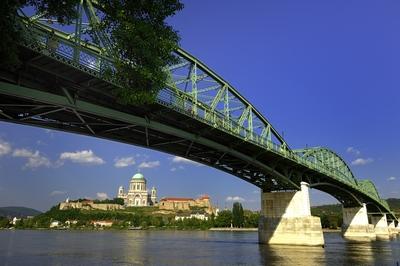 Esztergom, a Mária Valéria híd és a Bazilika-stock-foto