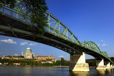 Esztergom, a Mária Valéria híd és a Bazilika-stock-foto