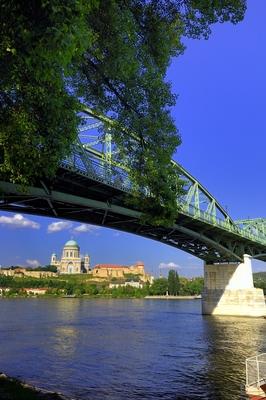 Esztergom, a Mária Valéria híd és a Bazilika-stock-foto