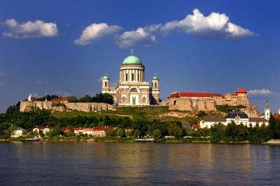 Az Esztergomi bazilika és a vár látképe a Dunával-stock-foto