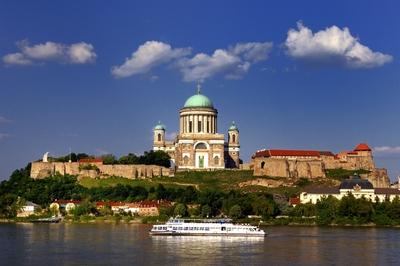 Az Esztergomi bazilika és a vár látképe a Dunával-stock-foto