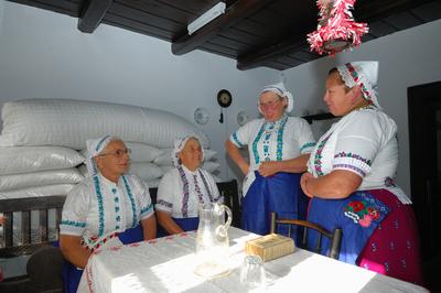 Acsai népviseletbe öltözött asszonyok-stock-foto