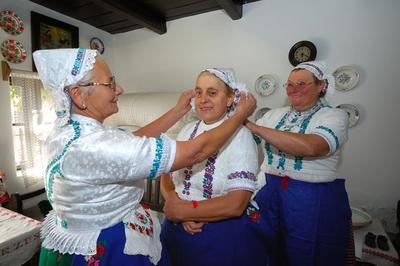 Acsai népviseletbe öltözött asszonyok-stock-foto