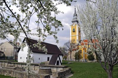 Pásztó, Oskolamester háza és a katolikus templom-stock-foto