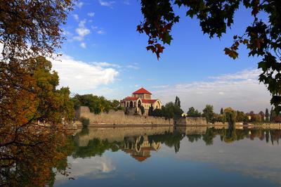 A Tatai vár az Öreg-tó partján-stock-foto