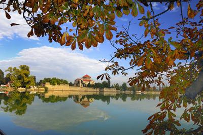 A Tatai vár az Öreg-tó partján-stock-foto