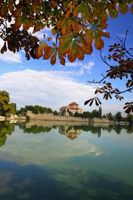 A Tatai vár az Öreg-tó partján-stock-foto