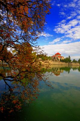 A Tatai vár az Öreg-tó partján-stock-foto