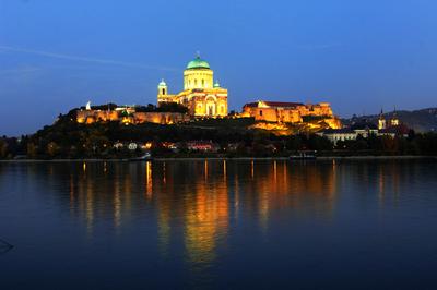 Az Esztergomi bazilika esti kivilágításban-stock-foto