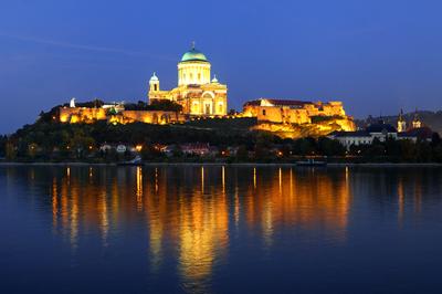 Az Esztergomi bazilika esti kivilágításban-stock-foto