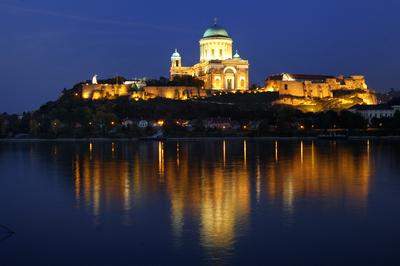 Az Esztergomi bazilika esti kivilágításban-stock-foto