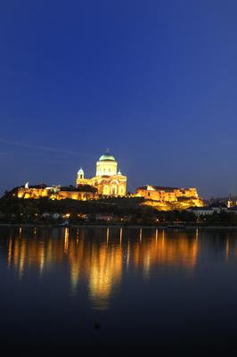 Az Esztergomi bazilika esti kivilágításban-stock-foto