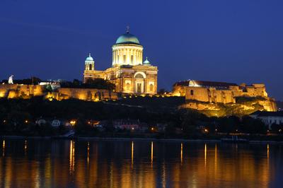 Az Esztergomi bazilika esti kivilágításban-stock-foto