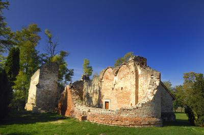 Rádpuszta - Balatonlelle, Árpádkori romtemplom-stock-foto