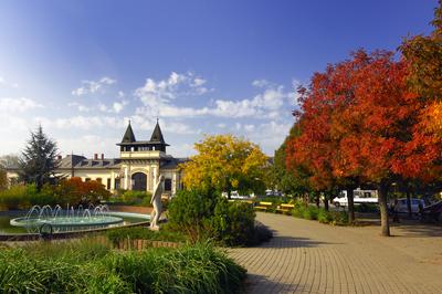 Siófok, a vasútállomás és a Millennium park-stock-foto