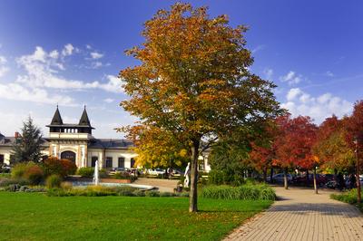 Siófok, a vasútállomás és a Millennium park-stock-foto
