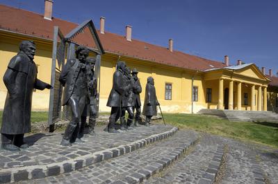 Nagykőrös, a Nagy tanári kar-szoborcsoport-stock-foto