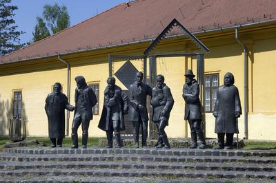 Nagykőrös, a Nagy tanári kar-szoborcsoport-stock-foto