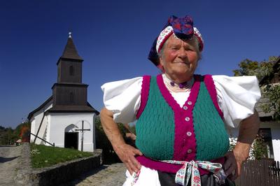 Hollókői népviselet-stock-photo