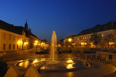 Vác, a Március 15. tér esti kivilágításban-stock-photo