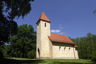 Velemér, Szentháromság-templom-stock-foto