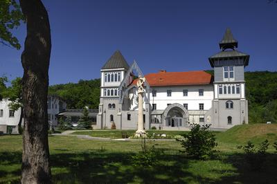 A Pázmány Péter Katolikus Egyetem épülete Piliscsabán-stock-foto