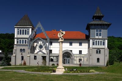 A Pázmány Péter Katolikus Egyetem épülete Piliscsabán-stock-foto