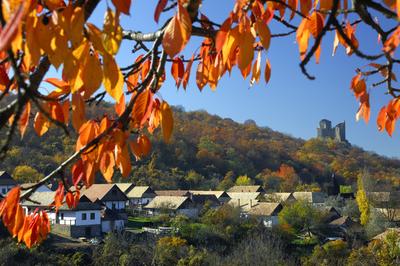 Hollókő, az Ófalu védett falurész ősszel-stock-foto