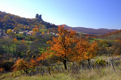 Hollókő, az Ófalu védett falurész ősszel-stock-foto