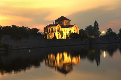 A Tatai vár az Öreg-tó partján-stock-foto