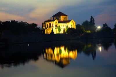 A Tatai vár az Öreg-tó partján-stock-foto