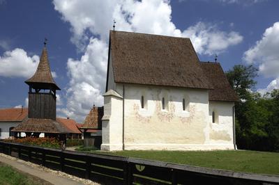 Márokpapi református templom és harangláb-stock-foto