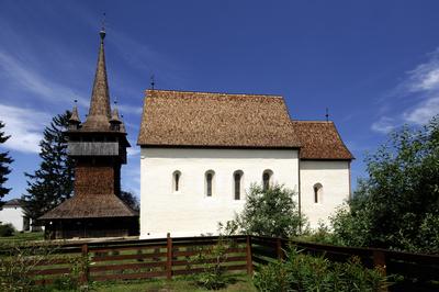 Lónyai református templom és harangláb-stock-foto