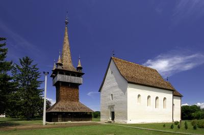 Lónyai református templom és harangláb-stock-foto