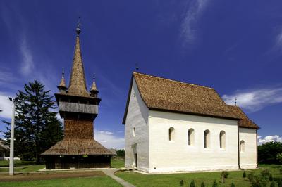Lónyai református templom és harangláb-stock-foto