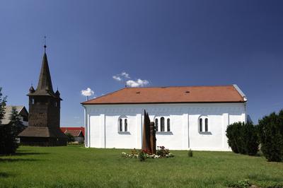 Szabolcsbáka, református templom és harangláb-stock-foto