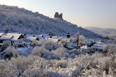 Hollókő, az Ófalu védett falurész télen-stock-foto