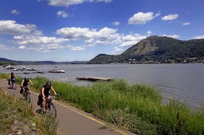A Duna és a Visegrádi vár (Fellegvár) látványa-stock-foto