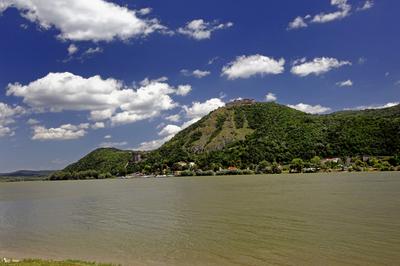 A Duna és a Visegrádi vár (Fellegvár) látványa-stock-foto