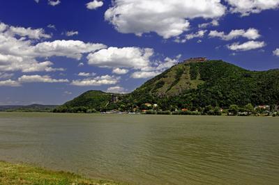 A Duna és a Visegrádi vár (Fellegvár) látványa-stock-foto