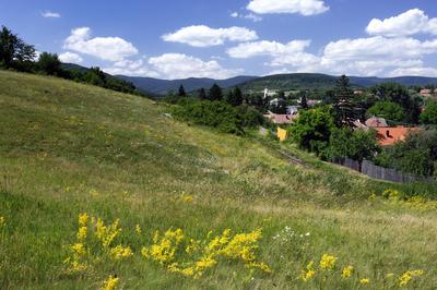 Szokolya látképe a Börzsöny hegységgel-stock-foto