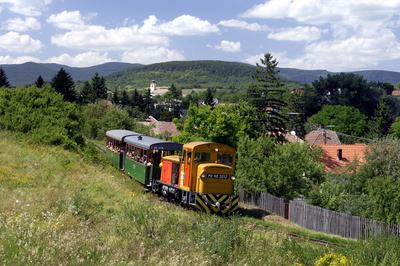 A Királyréti Erdei Vasút megállója Szokolyán-stock-foto